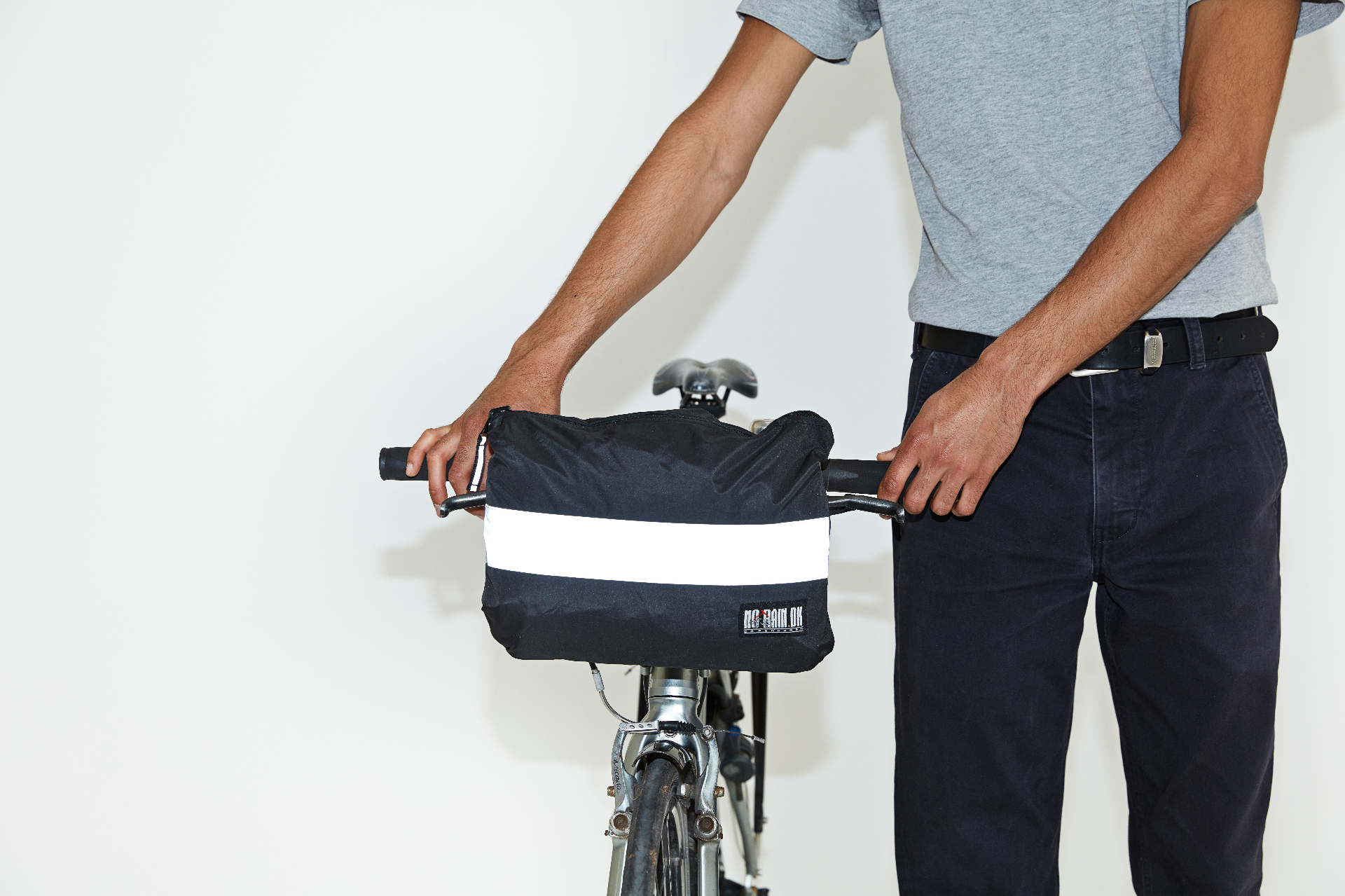 NoRain regnponcho pakket sammen på cykelstyret